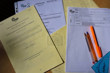 Foto de Toulouse, Francia - julio de 2020 - Documentos y copia de trabajo, bolígrafos, objeto de modelado informático y aviso oficial para comparecer ante el examen competitivo CCINP para la admisión en escuelas de ingeniería selectiva - Imagen libre de derechos
