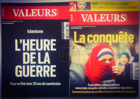 Foto de Niza, Francia - 29 de octubre de 2020 - Portadas sobre el Islam del periódico conservador Valeurs Actuelles, mientras que Francia es golpeada por una ola de ataques con cuchillos terroristas y decapitaciones en medio de la amenaza yihadista - Imagen libre de derechos