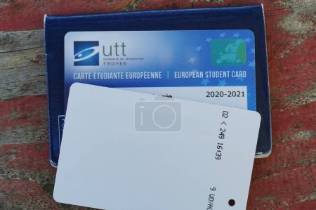 Téléchargez les photos : Troyes, France - Sept. 2020 - Une carte d'étudiant de l'UTT, Université de Technologie de Troyes, une école d'ingénieurs et un membre fondateur du projet de l'Université Européenne de Technologie (EUT)) - en image libre de droit