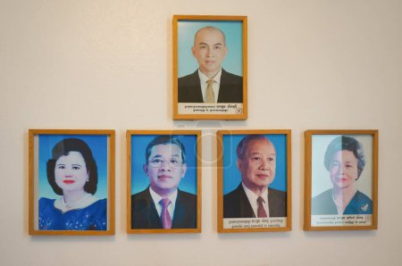 Foto de Toulouse, Francia - Dic. 2020 - Retratos oficiales en el Consulado de Camboya, con el rey Norodom Sihamoni, el primer ministro Hun Sen y su esposa, el difunto rey y la reina madre - Imagen libre de derechos
