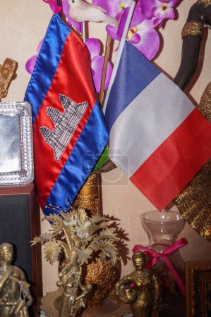 Foto de París, Francia - diciembre de 2020 - Decoraciones tradicionales camboyanas, y banderas de Francia y Camboya juntos como un signo de amistad, también simbolizan la doble identidad de la diáspora jemer en Francia - Imagen libre de derechos