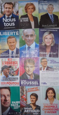 Foto de Reims, Francia - 7 de abril de 2022 - Confesiones de fe (folletos políticos) de los doce candidatos a la candidatura francesa, tres días antes de la primera vuelta de las elecciones de 2022 - Imagen libre de derechos