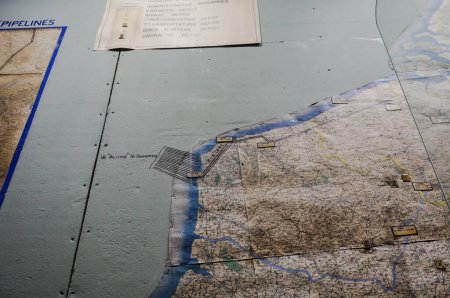 Foto de Reims, Francia - Sept. 2022 - Detalle de un mapa auténtico de la costa norte francesa, establecido por la Fuerza Expedicionaria Aliada del Cuartel General Supremo, guardado dentro del Museo Alemán de Rendición - Imagen libre de derechos