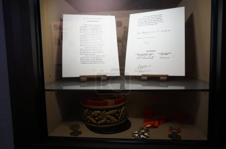 Foto de Reims, Francia - Sept. 2022 - Conservado en el Museo de la Capitulación Alemana, el Acta de Rendición Militar firmada en el Cuartel General Supremo de las Fuerzas Expedicionarias Aliadas (SHAEF) el 7 de mayo de 1945 por la Alemania nazi - Imagen libre de derechos