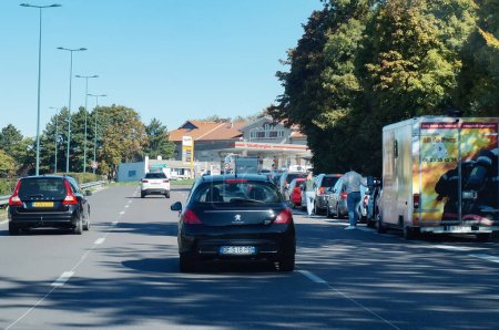 Foto de Reims, Francia - 9 de octubre de 2022 - La cola de automóviles frente a una gasolinera TotalEnergies, en medio de una escasez nacional de combustible; la cadena de suministro de diesel, y ahora gasolina sin plomo, se ha roto durante semanas - Imagen libre de derechos