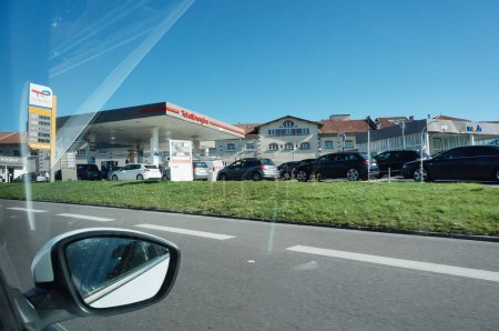 Foto de Reims, Francia - 9 de octubre de 2022 - La cola de automóviles frente a una gasolinera TotalEnergies, en medio de una escasez nacional de combustible; la cadena de suministro de diesel, y ahora gasolina sin plomo, se ha roto durante semanas - Imagen libre de derechos