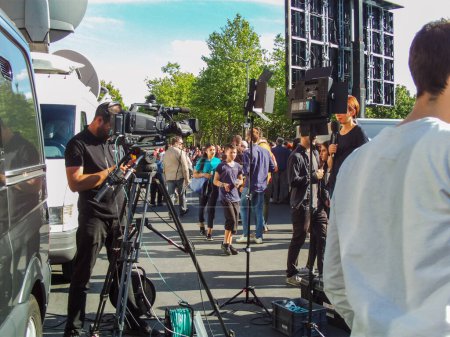 Téléchargez les photos : Albi (France) - Le 4 mai 2017 - Une équipe de télévision d'une chaîne d'information assurant la couverture médiatique de la rencontre du candidat de l "époque Emmanuel Macron, avec un caméraman filmant la diffusion en direct d'un journaliste - en image libre de droit