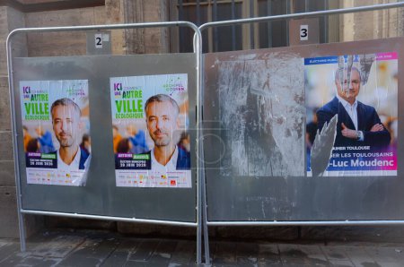 Foto de Toulouse, Francia - Junio 2020 - Carteles electorales con el candidato ecologista de extrema izquierda Antoine Maurice (Partido Archipel Citoyen) y el alcalde de centro-derecha Jean-Luc Moudenc (Partido Aimer Toulouse)) - Imagen libre de derechos
