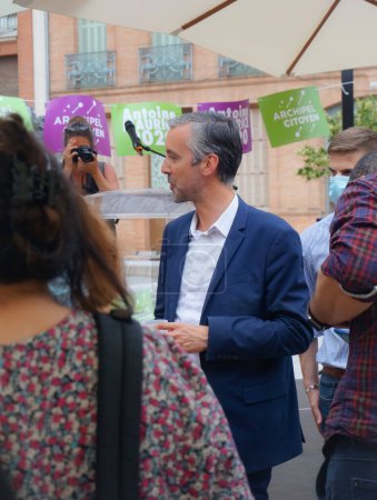 Foto de Toulouse, Francia - 25 de junio de 2020 - Antoine Maurice, candidato ecologista de Archipel Citoyen para alcalde de Toulouse, es fotografiado por un fotógrafo mientras conversa con sus partidarios en la calle en una manifestación - Imagen libre de derechos
