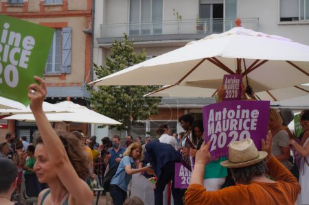Téléchargez les photos : Toulouse, France - Le 25 juin 2020 - Des militants enthousiastes saluent joyeusement les électeurs tandis qu'Antoine Maurice, candidat écologiste d'Archipel Citoyen, salue ses partisans lors d'un rassemblement en plein air - en image libre de droit