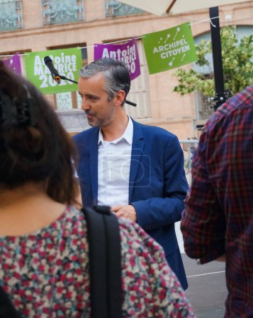 Foto de Toulouse, Francia - 25 de junio de 2020 - Antoine Maurice, candidato ecologista de Archipel Citoyen para alcalde de Toulouse, haciendo campaña con sus partidarios tras unas elecciones al aire libre - Imagen libre de derechos