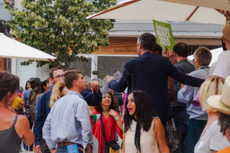 Foto de Toulouse, Francia - 25 de junio de 2020 - Antoine Maurice, candidato ecologista de Archipel Citoyen para alcalde de Toulouse y sus compañeros de fórmula saludan a la multitud de simpatizantes en una reunión electoral al aire libre - Imagen libre de derechos