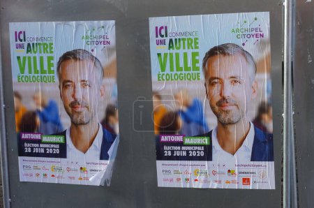 Foto de Toulouse, Francia - Junio 2020 - Carteles electorales con el candidato ecologista Antoine Maurice (Archipel Citoyen List), consejero regional progresista en Occitanie y líder de la oposición en Toulouse - Imagen libre de derechos
