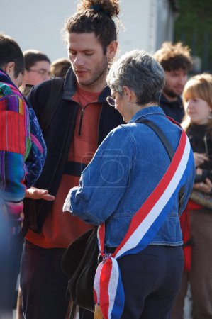 Foto de París, Francia - Nov. 2022 - Miembro de la Asamblea Nacional Sandrine Rousseau, con un fajín tricolor, del grupo político de extrema izquierda NUPES, participando en una manifestación contra el calentamiento global - Imagen libre de derechos