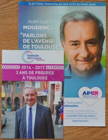 Foto de Toulouse, Francia - Junio 2020 - Folletos electorales con el alcalde saliente de Toulouse y presidente del Metropole, postulándose para la reelección con el apoyo de los partidos de derecha y centro-derecha - Imagen libre de derechos