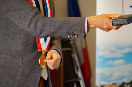 Foto de Crest, Francia - Oct. 2021 - El alcalde de Crest Herv Mariton, ex ministro, ex miembro conservador de la Asamblea Nacional, vistiendo un fajín tricolor, preside una ceremonia de boda civil en el ayuntamiento - Imagen libre de derechos