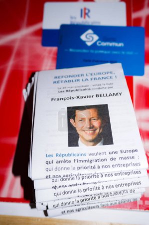 Foto de Occitanie, Francia - Mayo 2019 - Volantes con la plataforma política de Francois-Xavier Bellamy, candidato conservador para las elecciones europeas, y tarjetas de membresía de Sens Commun y Les Republicains - Imagen libre de derechos