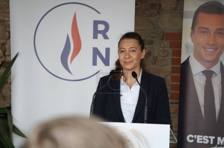 Foto de Tarn, Francia - 1 de julio de 2023 - Miembro del Consejo Regional de Occitanie Virginie Callejon da un discurso durante una reunión política nacional de la Asamblea, en un contexto de disturbios a nivel nacional - Imagen libre de derechos