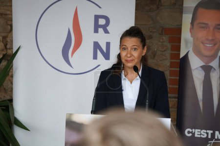 Foto de Tarn, Francia - 1 de julio de 2023 - Miembro del Consejo Regional de Occitanie Virginie Callejon da un discurso durante una reunión política nacional de la Asamblea, en un contexto de disturbios a nivel nacional - Imagen libre de derechos