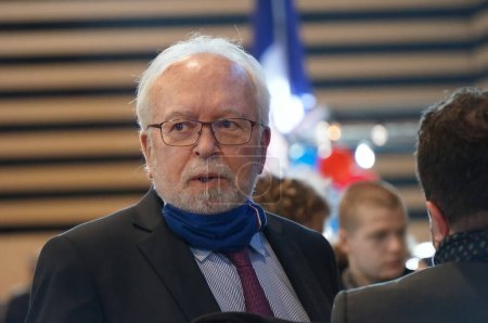 Foto de Reims, Francia - 5 de febrero de 2022 - Wallerand de Saint-Just en la Convención Presidencial de Marine Le Pen; es abogado, consejero regional y ex tesorero del partido Rassemblement national - Imagen libre de derechos