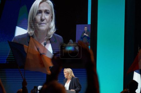Foto de Reims, Francia - 5 de febrero de 2022 - Marine Le Pen aparece en una pantalla gigante, durante su discurso en la Convención Nacional de Rassemblement; es miembro de la Asamblea Nacional y se postula para Presidenta - Imagen libre de derechos