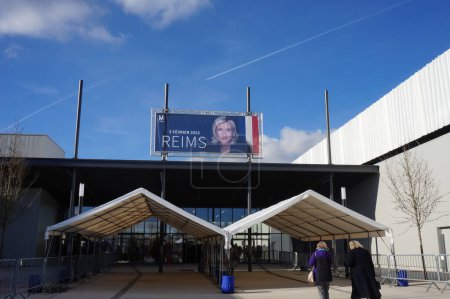 Foto de Reims, Francia - 5 de febrero de 2022 - Entrada del recinto ferial, coronada con un cartel electoral de Marine Le Pen, durante su Convención Presidencial; Marine Le Pen es la candidata del partido RN - Imagen libre de derechos