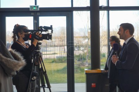 Téléchargez les photos : Reims, France - 5 février 2022 - Julien Odoul, face à un caméraman, est interviewé à la télévision, au congrès présidentiel de Marine Le Pen ; il est conseiller régional et ancien modèle gay - en image libre de droit