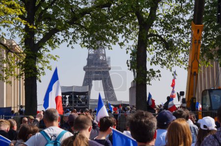 Téléchargez les photos : Paris, France - 27 mars 2022 - Grande foule de partisans du candidat à la présidence Eric Zemmour, agitant des drapeaux français, lors de son rassemblement géant sur l'esplanade du Trocadéro, devant la Tour Eiffel - en image libre de droit