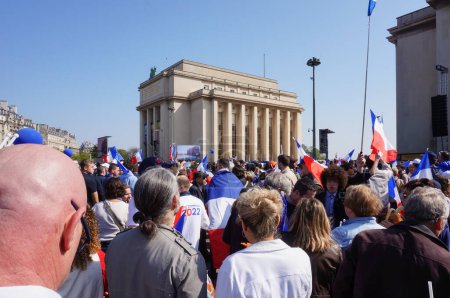 Téléchargez les photos : Paris, France - 27 mars 2022 - Grande foule de partisans du candidat à la présidence Eric Zemmour, agitant des drapeaux français, lors de son rassemblement géant sur l'esplanade du Trocadéro, derrière le palais Chaillot - en image libre de droit