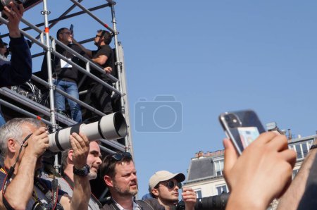 Foto de París, Francia - 27 de marzo de 2022 - Fotógrafos en los andamios reservados para la prensa, con lentes largas, cubriendo el gigantesco mitin del candidato presidencial francés Eric Zemmour en la explanada Trocadero - Imagen libre de derechos