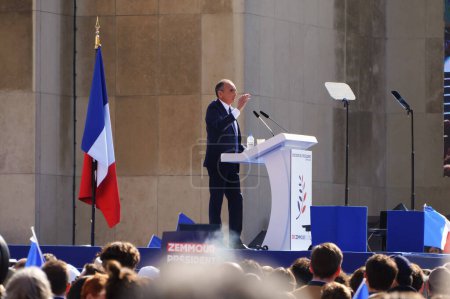 Foto de París, Francia - 27 de marzo de 2022 - El discurso de Eric Zemmour, en el escenario de un gigantesco mitin al aire libre en la capital francesa; Eric Zemmour fue un candidato presidencial conservador de derecha - Imagen libre de derechos