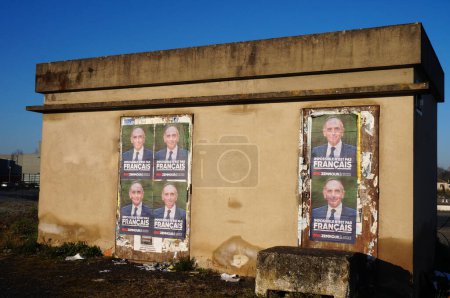 Foto de Albi, Francia - enero de 2022 - Carteles electorales con el lema y el retrato del escritor y periodista judío francés Eric Zemmour, el candidato conservador de derecha que se presenta a la presidencia - Imagen libre de derechos