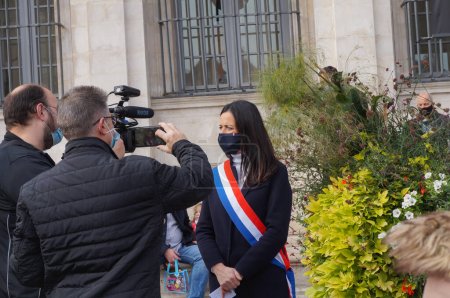 Foto de Troyes, Francia - 18 de octubre de 2020 - Periodistas entrevistan a Valrie Bazin-Malgras, miembro de la Asamblea Nacional Francesa, sobre la decapitación de Samuel Paty, profesor de historia, por un terrorista islamista - Imagen libre de derechos