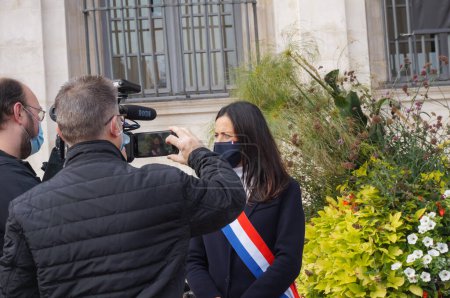 Foto de Troyes, Francia - 18 de octubre de 2020 - Periodistas entrevistan a Valerie Bazin-Malgras, miembro del Parlamento y concejal de la ciudad, sobre la decapitación de Samuel Paty, profesor francés, por un terrorista islamista - Imagen libre de derechos
