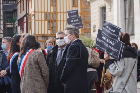 Foto de Troyes, Francia - 18 de octubre de 2020 - Funcionarios hablando con los concejales Stephanie Fraenckel, Valrie Bazin-Malgras y Valery Denis, en una reunión en homenaje a Samuel Paty, asesinado por un islamista - Imagen libre de derechos
