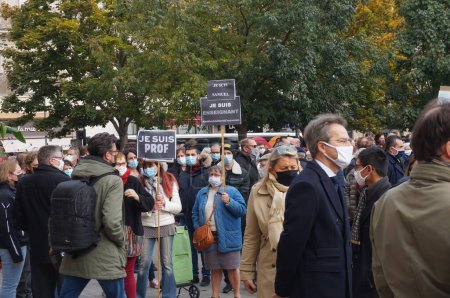 Foto de Troyes, Francia - 18 de octubre de 2020 - Maestros enojados frente al ayuntamiento con pancartas que dicen "Soy profesor", "Soy Samuel", en homenaje al profesor de historia decapitado por un terrorista islamista - Imagen libre de derechos