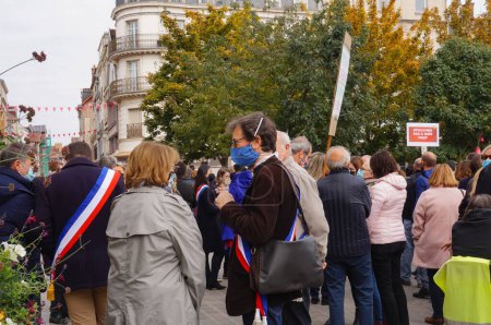 Téléchargez les photos : Troyes, France - 18 octobre 2020 - Des responsables, dont l'adjoint au maire Valery Denis, lors de la manifestation en hommage à Samuel Paty, un enseignant de collège abattu par un terroriste islamiste tchétchène - en image libre de droit