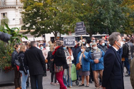Téléchargez les photos : Troyes, France - 18 octobre 2020 - Des enseignants en colère devant la mairie avec des banderoles lisant "Je suis un enseignant", "Je suis Samuel", en hommage au professeur d'histoire décapité par un terroriste islamiste - en image libre de droit