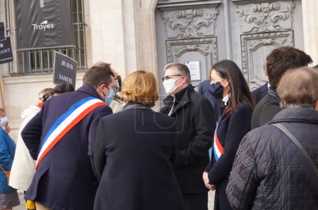 Foto de Troyes, Francia - 18 de octubre de 2020 - Representantes elegidos, con fajas tricolores, y funcionarios frente al ayuntamiento, en el homenaje a Samuel Paty, un maestro asesinado por un terrorista islamista - Imagen libre de derechos