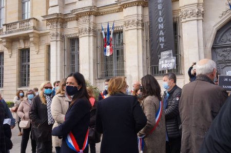Foto de Troyes, Francia - 18 de octubre de 2020 - Funcionarios y representantes electos, incluida la diputada Valerie Bazin-Malgras, en el homenaje frente al ayuntamiento a Samuel Paty, un maestro asesinado por un yihadista - Imagen libre de derechos