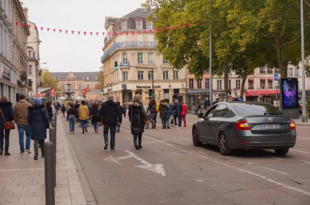 Foto de Troyes, Francia - 18 de octubre de 2020 - Un vehículo policial Skoda sin marcar con una luz intermitente azul, acompaña a la marcha blanca en Republic Street en homenaje a Samuel Paty, un maestro decapitado por un yihadista - Imagen libre de derechos