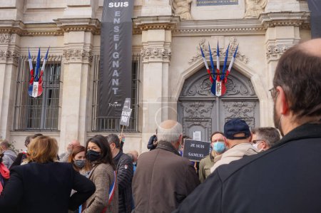 Téléchargez les photos : Troyes, France - 18 octobre 2020 - Manifestation devant la mairie en hommage à Samuel Paty, professeur d'histoire français massacré par un islamiste pour avoir montré les caricatures de Charlie Hebdo sur Mohammed - en image libre de droit