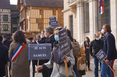 Foto de Troyes, Francia - 18 de octubre de 2020 - Funcionarios y profesores con pancartas que decían "Soy profesor", "Soy Samuel", en homenaje al profesor de historia decapitado por un islamista por mostrar dibujos animados de Muhammad - Imagen libre de derechos