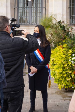 Foto de Troyes, Francia - 18 de octubre de 2020 - Miembro de la Asamblea Nacional ("diputado") Valerie Bazin-Malgras, entrevistada por un periodista de televisión en el homenaje a Samuel Paty, un profesor decapitado por un yihadista - Imagen libre de derechos