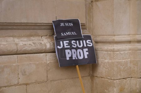 Foto de Troyes, Francia - 18 de octubre de 2020 - Un letrero que dice "Soy Samuel, soy un maestro", en homenaje al profesor de historia Samuel Paty, asesinado por un islamista por mostrar las caricaturas de Charlie sobre Muhammad - Imagen libre de derechos