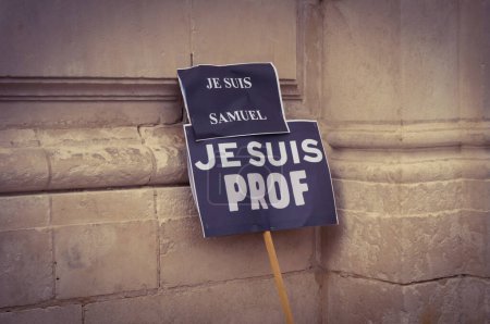 Foto de Troyes, Francia - 18 de octubre de 2020 - Un letrero que dice "Soy Samuel, soy un maestro", en homenaje al profesor de historia Samuel Paty, asesinado por un islamista por mostrar las caricaturas de Charlie sobre Muhammad - Imagen libre de derechos