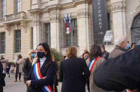 Foto de Troyes, Francia - 18 de octubre de 2020 - Funcionarios y representantes electos, incluida la diputada Valerie Bazin-Malgras, en el homenaje, frente al ayuntamiento, a Samuel Paty, un maestro asesinado por un yihadista - Imagen libre de derechos