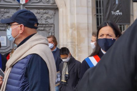 Téléchargez les photos : Troyes, France - 18 octobre 2020 - "Député" (membre de l'Assemblée nationale) Valerie Bazin-Malgras, portant la ceinture tricolore, à la manifestation de Samuel Paty, un enseignant décapité par un jihadiste - en image libre de droit