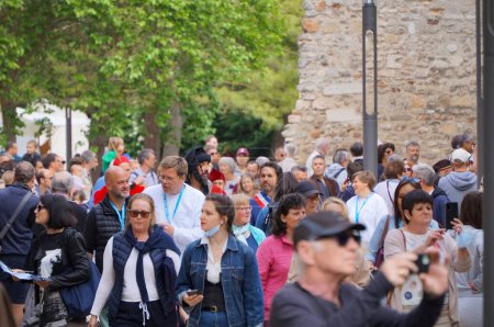 Foto de Reims, Francia - 28 de mayo de 2022 - Entre la multitud, Arnaud Robinet, alcalde de Reims, vestido con una faja tricolor oficial y acompañado por un actor que interpreta a un heraldo real, llega a las "Johanniques Fetes" - Imagen libre de derechos