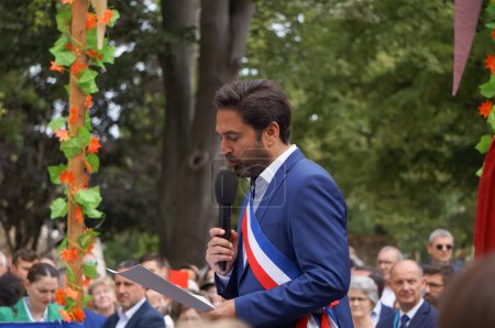 Foto de Reims, Francia - 28 de mayo de 2022 - Arnaud Robinet, el alcalde de Reims, en la ceremonia de apertura de las "Ftes Johanniques" de 2022, que celebra a Juana de Arco y la coronación del rey Carlos VII en 1429 - Imagen libre de derechos